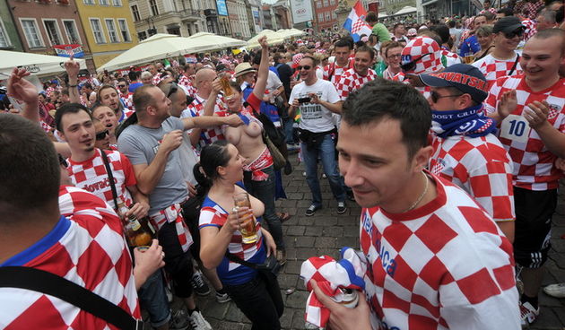 Poznan, 100612.
EURO 2012.
Hrvatski navijaci u centru Poznana na dan utakmice Hrvatska – Irska prvog kola skupine C.
Foto: Srdjan Vrancic / CROPIX