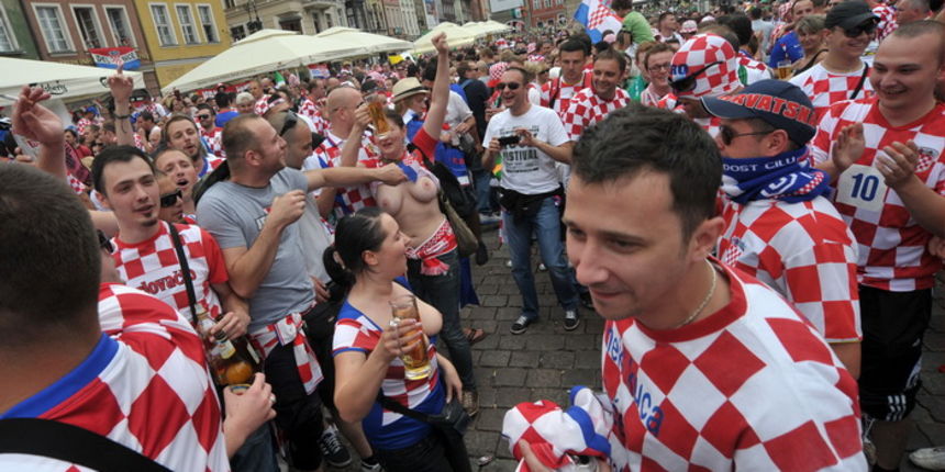 Poznan, 100612.
EURO 2012.
Hrvatski navijaci u centru Poznana na dan utakmice Hrvatska – Irska prvog kola skupine C.
Foto: Srdjan Vrancic / CROPIX Poznan, 100612.
EURO 2012.
Hrvatski navijaci u centru Poznana na dan utakmice Hrvatska – Irska prvog kola skupine C.
Foto: Srdjan Vrancic / CROPIX