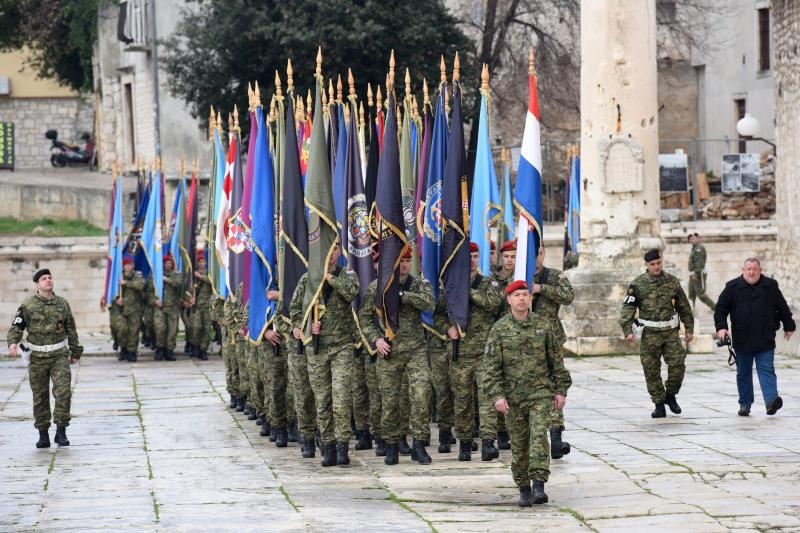 Paljenjem svijeća i polaganjem vijenaca, te mimohodom postrojbi započelo svečano obilježavanje 23. obljetnice VRO Maslenica. Foto. Dino Stanin/PIXSELL Paljenjem svijeća i polaganjem vijenaca, te mimohodom postrojbi započelo svečano obilježavanje 23. obljetnice VRO Maslenica. Foto. Dino Stanin/PIXSELL