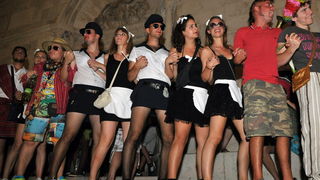 Pag, 280712. 
Pazani i njihovi gosti ove su godine odrzali dvije karnevalske veceri i na kraju spalili mesopusta Marka i bacili ga s mosta u more. Neizostavni dio paskog karnevala je pasko kolo. Izmedju dva svjetska rata (1924. godine) zadarski glazbenik