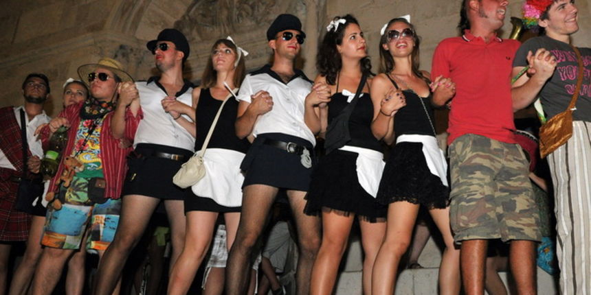 Pag, 280712. 
Pazani i njihovi gosti ove su godine odrzali dvije karnevalske veceri i na kraju spalili mesopusta Marka i bacili ga s mosta u more. Neizostavni dio paskog karnevala je pasko kolo. Izmedju dva svjetska rata (1924. godine) zadarski glazbenik