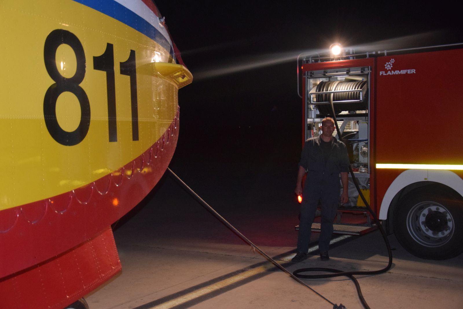 Tehničari cijelu noć pripremali avione za gašenje požara Tehničari cijelu noć pripremali avione za gašenje požara