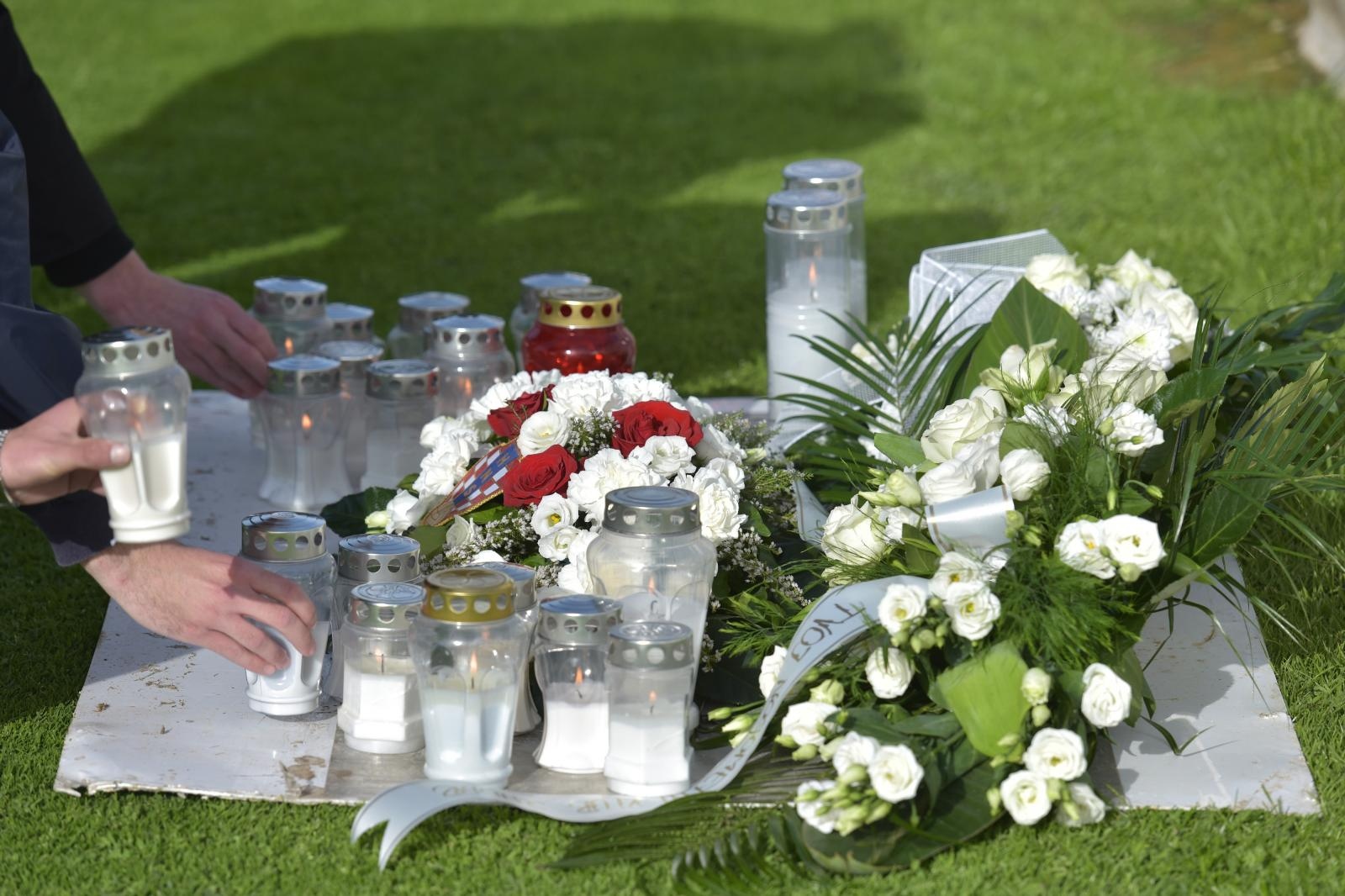 Na stadionu u Stanovima obilježena 10. obljetnica smrti Hrvoja Ćustića Na stadionu u Stanovima obilježena 10. obljetnica smrti Hrvoja Ćustića