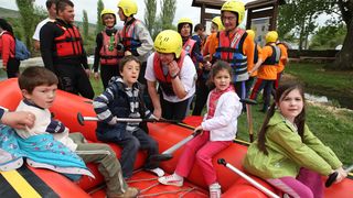 Peta Hrvatska rafting regata Zrmanja 2010, koja se odrzala na raftig stazi od Mlina Zegarskih do Muskovaca, i ove je godin humanitarnog karaktera, a dio prikupljenih sredstava i prihod od humanitarne aukcije slika ide za Djecji vrtic za djecu s teskocama