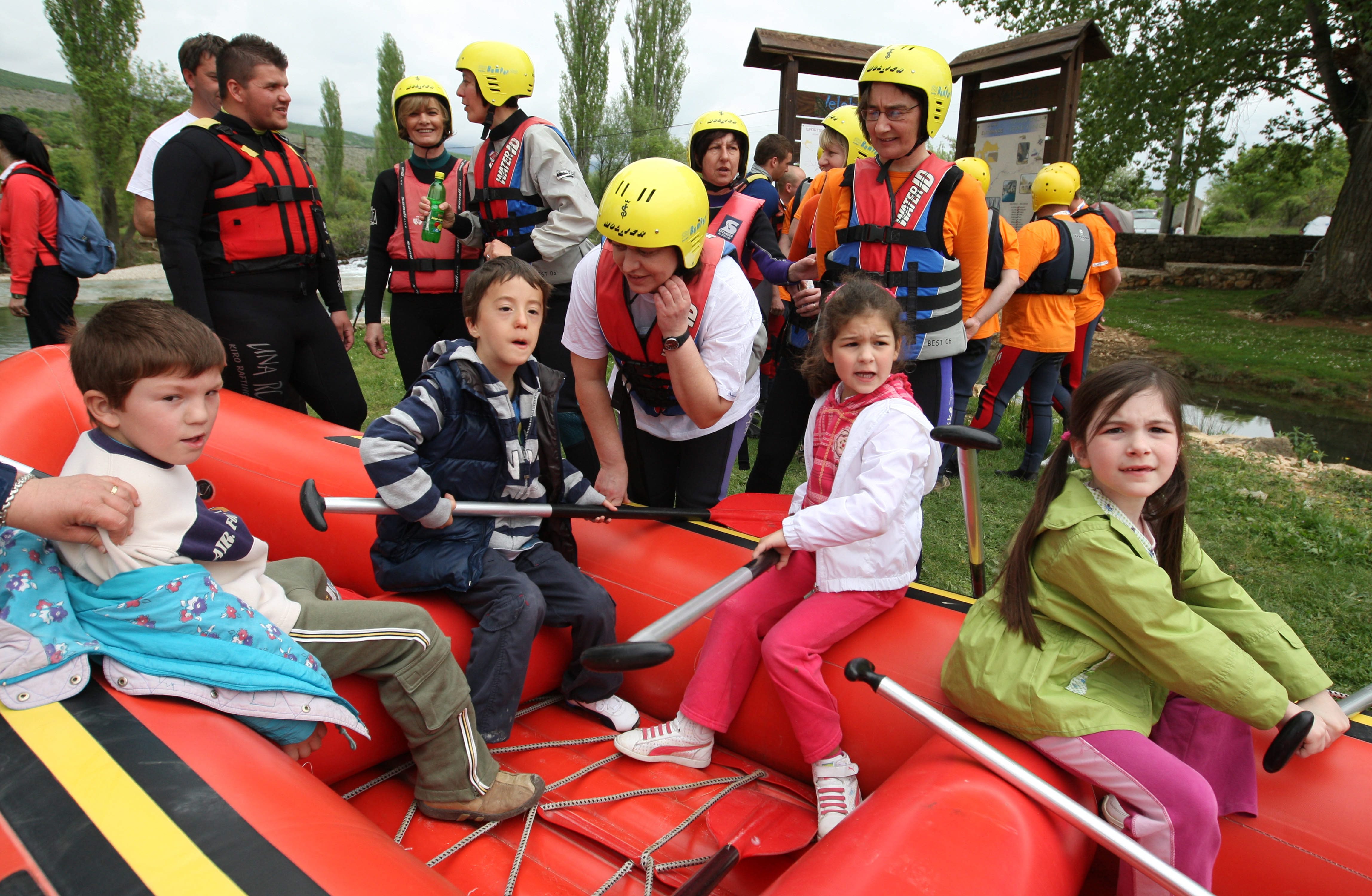 Peta Hrvatska rafting regata Zrmanja 2010, koja se odrzala na raftig stazi od Mlina Zegarskih do Muskovaca, i ove je godin humanitarnog karaktera, a dio prikupljenih sredstava i prihod od humanitarne aukcije slika ide za Djecji vrtic za djecu s teskocama