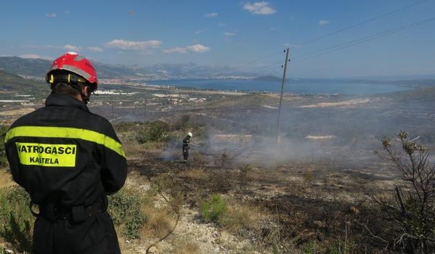 Pozar koji je izbio pored igralista, a nosem vjetrom brzo se poceo siriti prema deponiju. Pozar gasi 50-ak vatrogasaca, kojima su se prikljucila i dva kanadera, a gore trava i borova suma. Photo: Ivo Cagalj/PIXSELL
