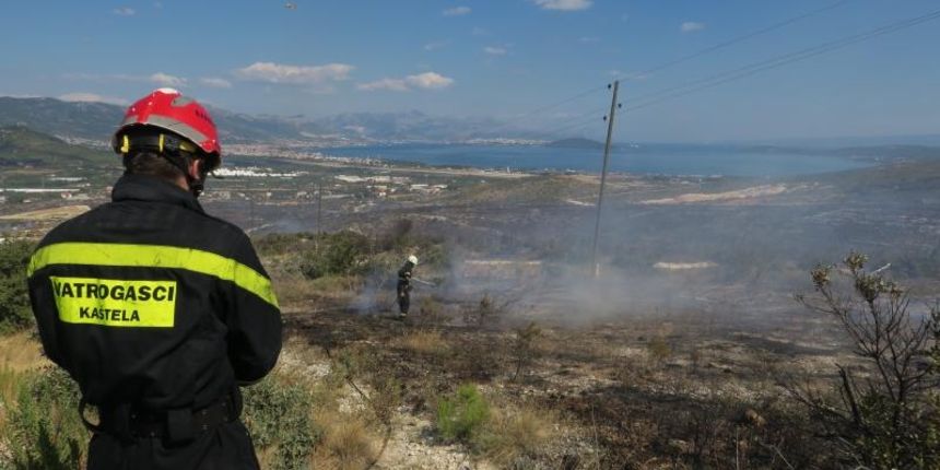 Pozar koji je izbio pored igralista, a nosem vjetrom brzo se poceo siriti prema deponiju. Pozar gasi 50-ak vatrogasaca, kojima su se prikljucila i dva kanadera, a gore trava i borova suma. Photo: Ivo Cagalj/PIXSELL Pozar koji je izbio pored igralista, a nosem vjetrom brzo se poceo siriti prema deponiju. Pozar gasi 50-ak vatrogasaca, kojima su se prikljucila i dva kanadera, a gore trava i borova suma. Photo: Ivo Cagalj/PIXSELL
