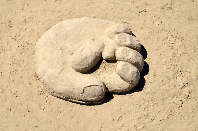 Lopar, 150612.
Nakon tri dana zavrsen je Prvi festival skulpture u pijesku
Najpjescanija plaza u Loparu, Rajska plaza ugostila je umjetnike i studente likovne akademije iz Zagreba na prvom festivalu skulpture u pijesku. Ukupno je izradjeno sedam skulptur Lopar, 150612.
Nakon tri dana zavrsen je Prvi festival skulpture u pijesku
Najpjescanija plaza u Loparu, Rajska plaza ugostila je umjetnike i studente likovne akademije iz Zagreba na prvom festivalu skulpture u pijesku. Ukupno je izradjeno sedam skulptur