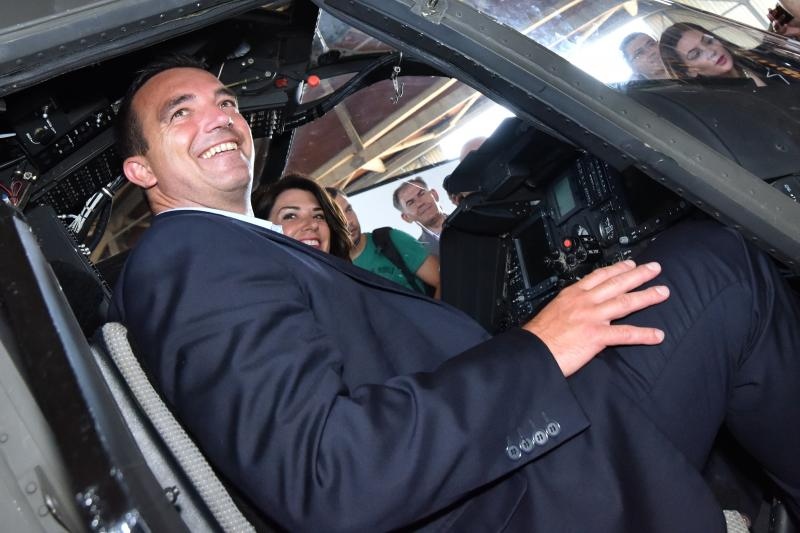 Predsjednica Grabar-Kitarović na predstavljanju novih helikoptera Kiowa Warriors u 93. Zrakoplovnoj bazi u Zemuniku. Photo: Dino Stanin/PIXSELL Predsjednica Grabar-Kitarović na predstavljanju novih helikoptera Kiowa Warriors u 93. Zrakoplovnoj bazi u Zemuniku. Photo: Dino Stanin/PIXSELL