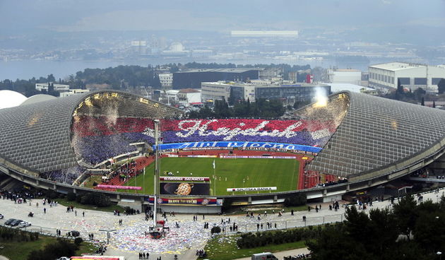 Split, 130211. Gradski stadion Poljud. Na prepunom Poljudu povodom 100-tog rodjendana Hajduka odigrana je prijateljska utakmica izmedju Hajduka i Slavie Prag. Na samom pocetku utakmice Torcida je izvela koreografiju.  Na fotografiji: koreografija i baklja