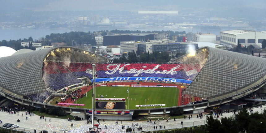 Split, 130211. Gradski stadion Poljud. Na prepunom Poljudu povodom 100-tog rodjendana Hajduka odigrana je prijateljska utakmica izmedju Hajduka i Slavie Prag. Na samom pocetku utakmice Torcida je izvela koreografiju.  Na fotografiji: koreografija i baklja