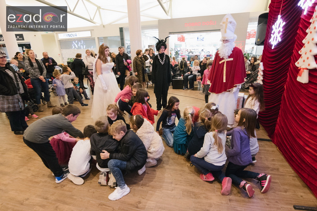 Sveti Nikola posjetio Supernova centar i razveselio mališane