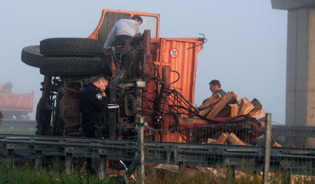 Prometna nesreca, sudar kamiona i BMW-a (Foto: Cropix)