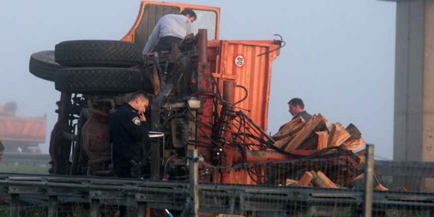 Prometna nesreca, sudar kamiona i BMW-a (Foto: Cropix)