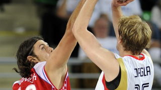 Bydgoszcz, 150909.
Dvorana Sport Arena Luczniczka.
Europsko prvenstvo u kosarci u Poljskoj, drugi krug natjecanja po skupinama 3. kolo grupe E, utakmica izmedju Hrvatske i Njemacke odlucujuca za ulazak u cetvrtfinale.
Na slici: Loncar i Jagla.
Foto: Drago