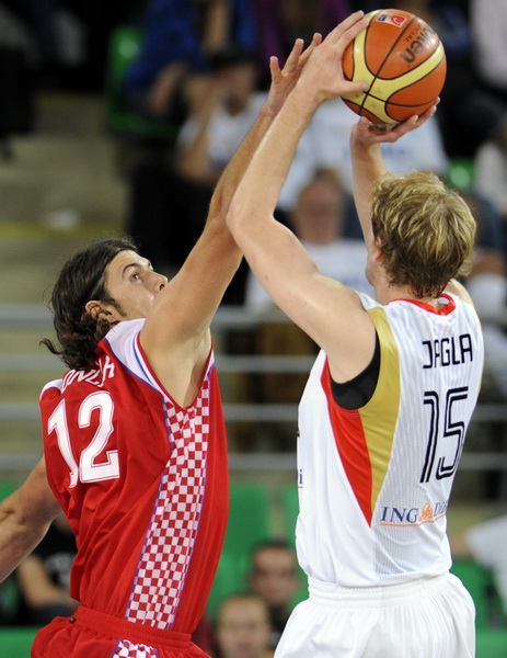 Bydgoszcz, 150909.
Dvorana Sport Arena Luczniczka.
Europsko prvenstvo u kosarci u Poljskoj, drugi krug natjecanja po skupinama 3. kolo grupe E, utakmica izmedju Hrvatske i Njemacke odlucujuca za ulazak u cetvrtfinale.
Na slici: Loncar i Jagla.
Foto: Drago