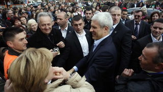 Gracac, 251110.
Danas popodne predsjednik Srbije Boris Tadic i predsjenik Hrvatske Ivo Josipovic posjetili su Gracac i sajam tradicijskih proizvoda i obrta pod nazivom Jesen u Gracacu.
Foto: Jure Miskovic / CROPIX Gracac, 251110.
Danas popodne predsjednik Srbije Boris Tadic i predsjenik Hrvatske Ivo Josipovic posjetili su Gracac i sajam tradicijskih proizvoda i obrta pod nazivom Jesen u Gracacu.
Foto: Jure Miskovic / CROPIX