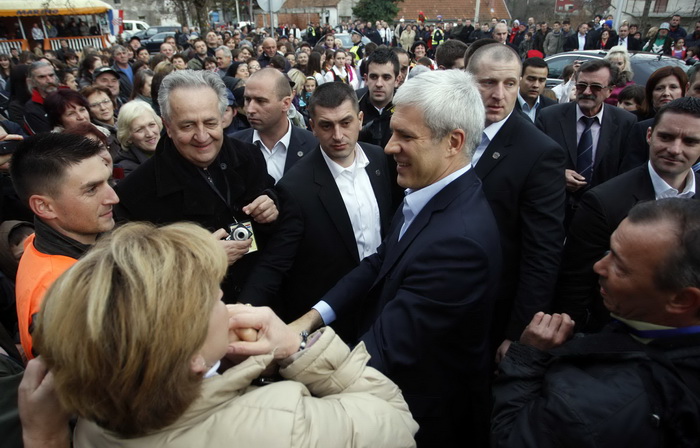 Gracac, 251110.
Danas popodne predsjednik Srbije Boris Tadic i predsjenik Hrvatske Ivo Josipovic posjetili su Gracac i sajam tradicijskih proizvoda i obrta pod nazivom Jesen u Gracacu.
Foto: Jure Miskovic / CROPIX Gracac, 251110.
Danas popodne predsjednik Srbije Boris Tadic i predsjenik Hrvatske Ivo Josipovic posjetili su Gracac i sajam tradicijskih proizvoda i obrta pod nazivom Jesen u Gracacu.
Foto: Jure Miskovic / CROPIX