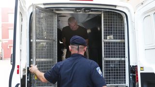 Privođenje muškarca osumnjičenog za bombaške napade na PU zadarsku Privođenje muškarca osumnjičenog za bombaške napade na PU zadarsku