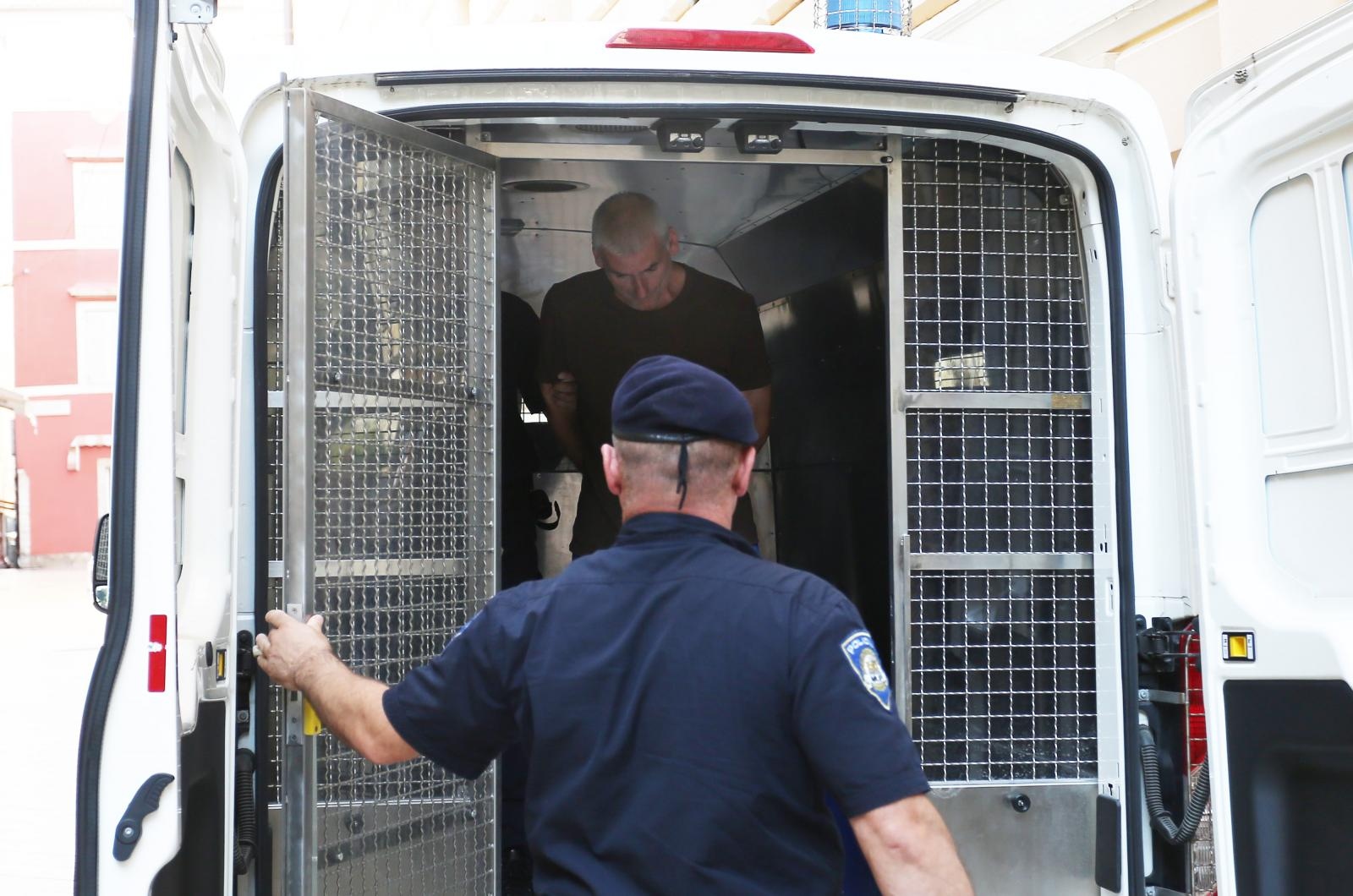 Privođenje muškarca osumnjičenog za bombaške napade na PU zadarsku Privođenje muškarca osumnjičenog za bombaške napade na PU zadarsku