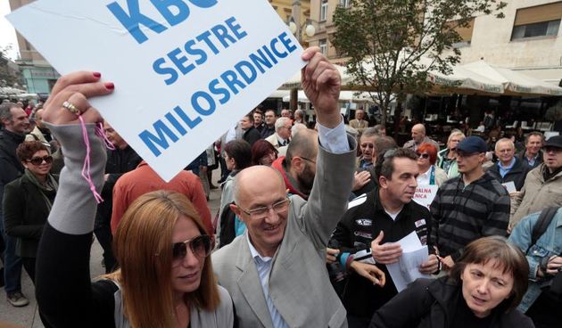 U organizaciji Hrvatskog lijecnickog sindikata u podne je na Cvjetnom trgu odrzan veliki provjed lijecnika. Prosvjedom sindikalisti pokusavaju ukazati na lose stanje u zdravstvu i opasnost od daljeg urusavanja sustava. Predsjednik Hrvatskog lijecnickog si