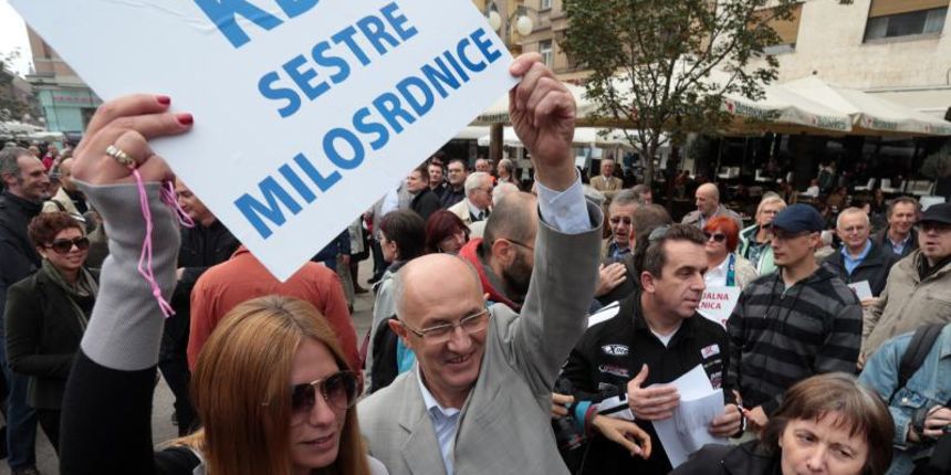 U organizaciji Hrvatskog lijecnickog sindikata u podne je na Cvjetnom trgu odrzan veliki provjed lijecnika. Prosvjedom sindikalisti pokusavaju ukazati na lose stanje u zdravstvu i opasnost od daljeg urusavanja sustava. Predsjednik Hrvatskog lijecnickog si