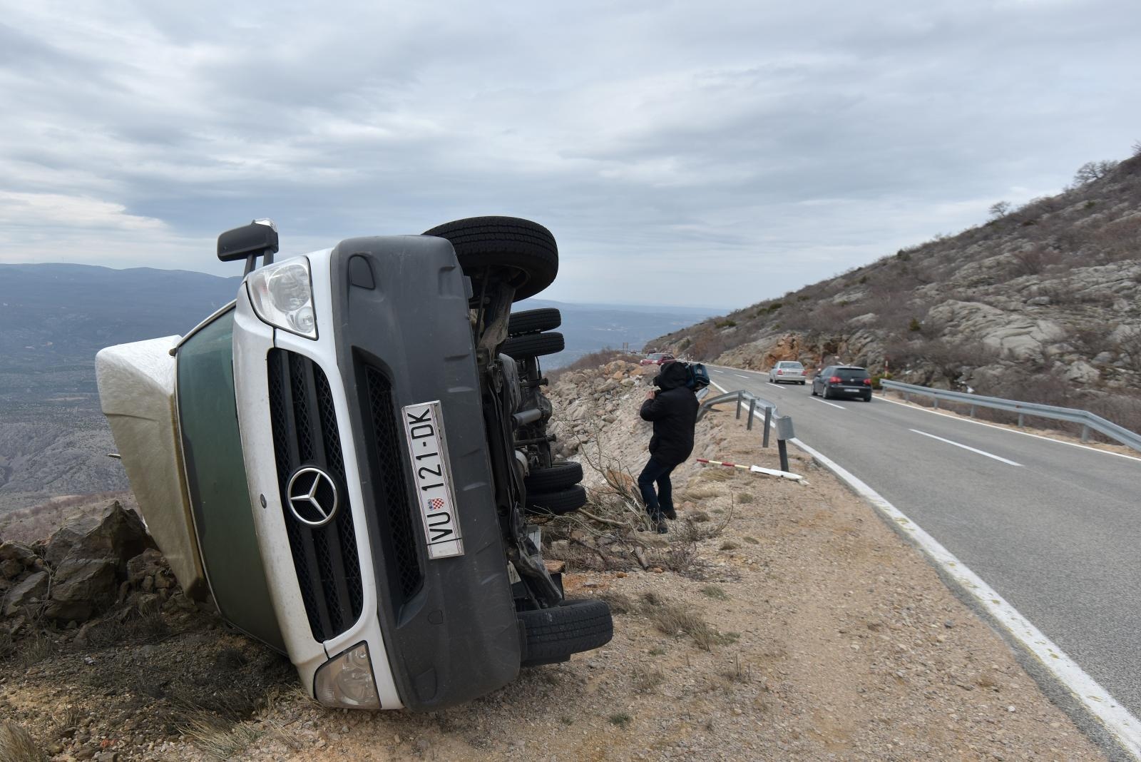 Orkanska bura na istom mjestu na cesti Gračac – Zaton Obrovački prevrnula dva kamiona