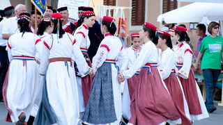 Biograd: 6. Dugi svehrvatski eno-eko-gastro-etno stol, Foto: Franjo Jurić Biograd: 6. Dugi svehrvatski eno-eko-gastro-etno stol, Foto: Franjo Jurić