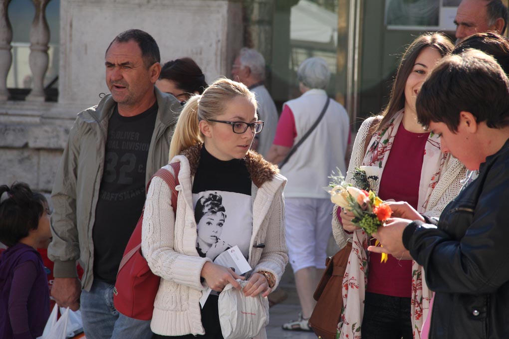 Sajam obrazovanja održan je na Narodnom trgu u organizaciji Pučkog otvorenog učilišta Erudio na kojem su se predstavili i partneri Poljoprivredna škola Stanko Ožanić, CISOK Zadar, Autoškola Zadar, POU Libar, POU Algebra, POU Zadar i dr. foto: Iva Perinči Sajam obrazovanja održan je na Narodnom trgu u organizaciji Pučkog otvorenog učilišta Erudio na kojem su se predstavili i partneri Poljoprivredna škola Stanko Ožanić, CISOK Zadar, Autoškola Zadar, POU Libar, POU Algebra, POU Zadar i dr. foto: Iva Perinči