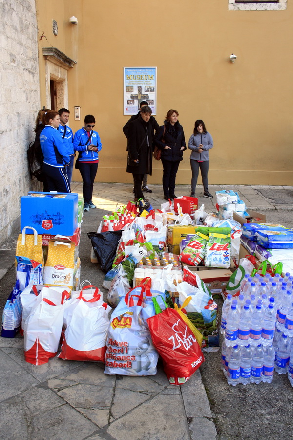 Zadarski sportaši i sportski novinari velikog srca napunili Socijalnu samoposlugu Zadarski sportaši i sportski novinari velikog srca napunili Socijalnu samoposlugu