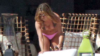 Jennifer Aniston u seksi badiću proslavila 41. rođendan (Jutarnji.hr)