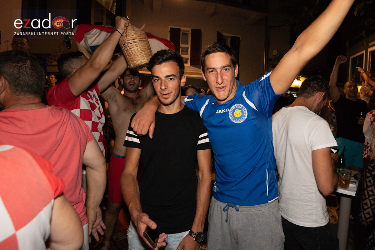 Čudesna noć: Velika fešta ulicama Zadra nakon plasmana Vatrenih u finale SP Čudesna noć: Velika fešta ulicama Zadra nakon plasmana Vatrenih u finale SP