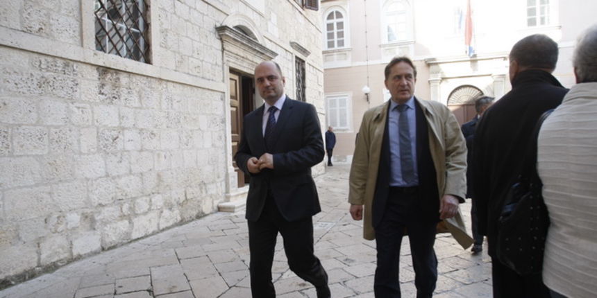 Zadar, 241112.
Bozidar Kalmeta i glavni tajnik HDZ-s Milijan Brkic na putu u katedralu Sv. Stosije na misu povodom proslave blagdana Sv. Krsevana i Dana grada.
Foto: Tomislav Kristo / Ctopix Zadar, 241112.
Bozidar Kalmeta i glavni tajnik HDZ-s Milijan Brkic na putu u katedralu Sv. Stosije na misu povodom proslave blagdana Sv. Krsevana i Dana grada.
Foto: Tomislav Kristo / Ctopix