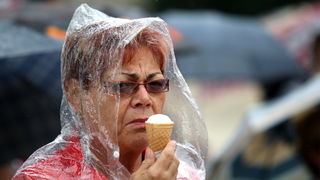 Zadar, 010912.
Nakon visemjesecne suse u Zadru se u subotu ujutro dogodio potop. Kisa je uz povremenu jaku grmljavinu pocela padati pred zoru, oko pet sati i jos nije prestala padati. Ogromne kolicine kise prekrile su prometnice na godinama poznatim kriti