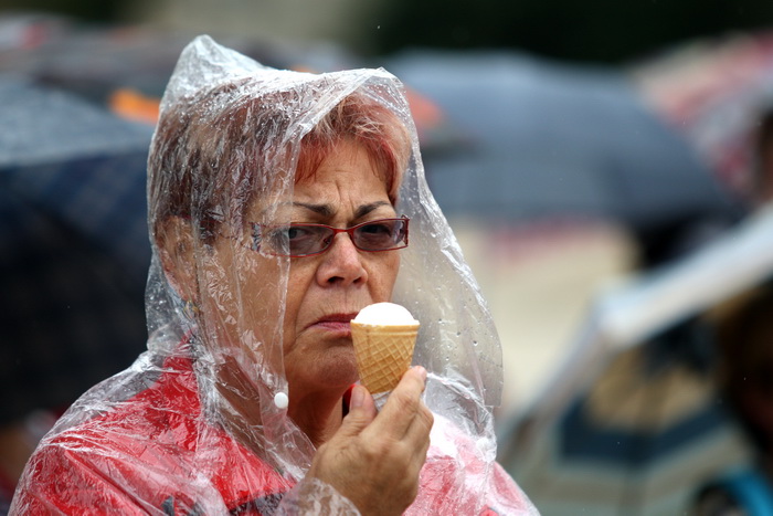 Zadar, 010912.
Nakon visemjesecne suse u Zadru se u subotu ujutro dogodio potop. Kisa je uz povremenu jaku grmljavinu pocela padati pred zoru, oko pet sati i jos nije prestala padati. Ogromne kolicine kise prekrile su prometnice na godinama poznatim kriti