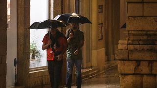 Kiša je potopila ulice grada. Jesen je stigla u svom svojem sjaju