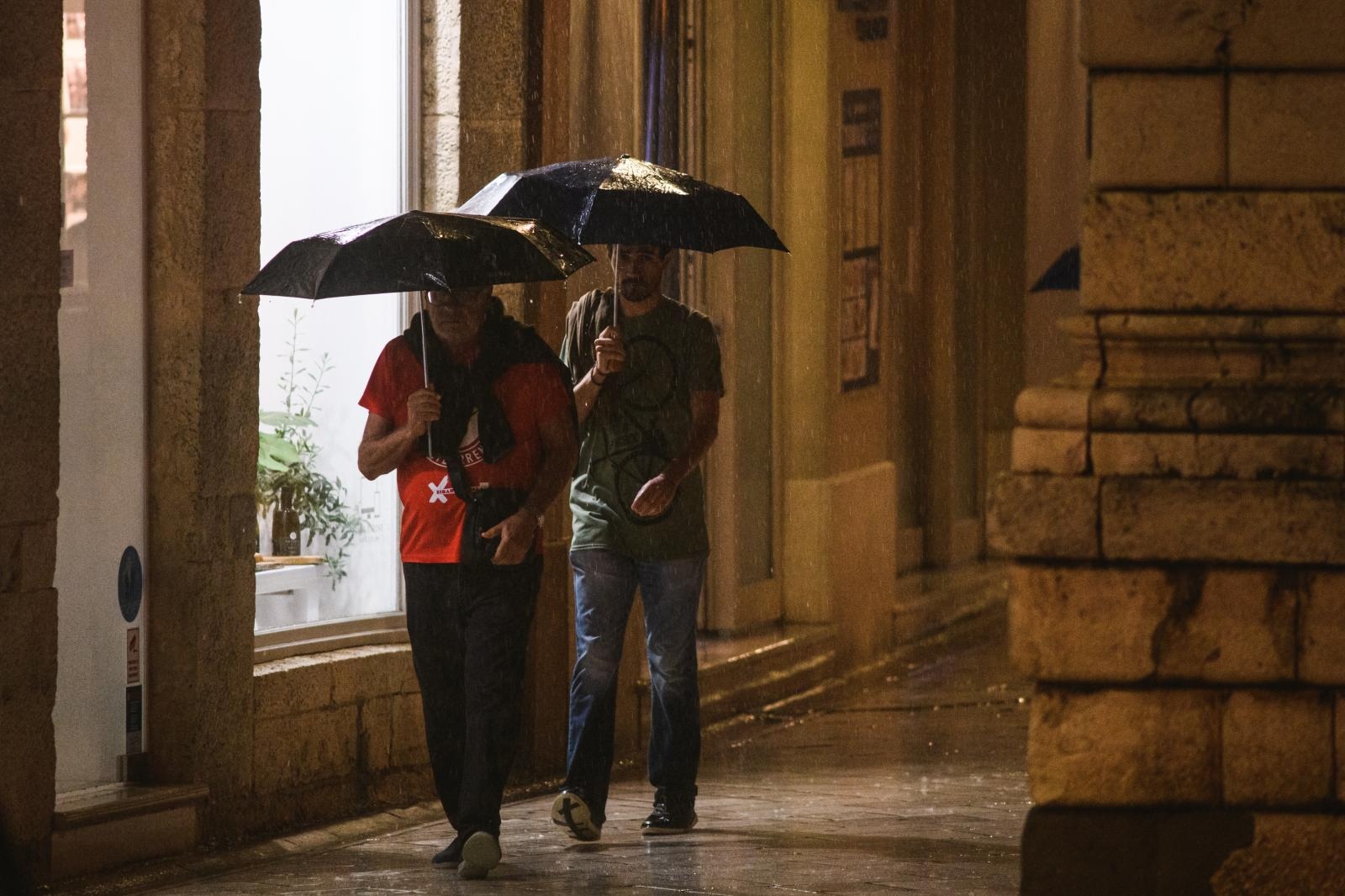 Kiša je potopila ulice grada. Jesen je stigla u svom svojem sjaju