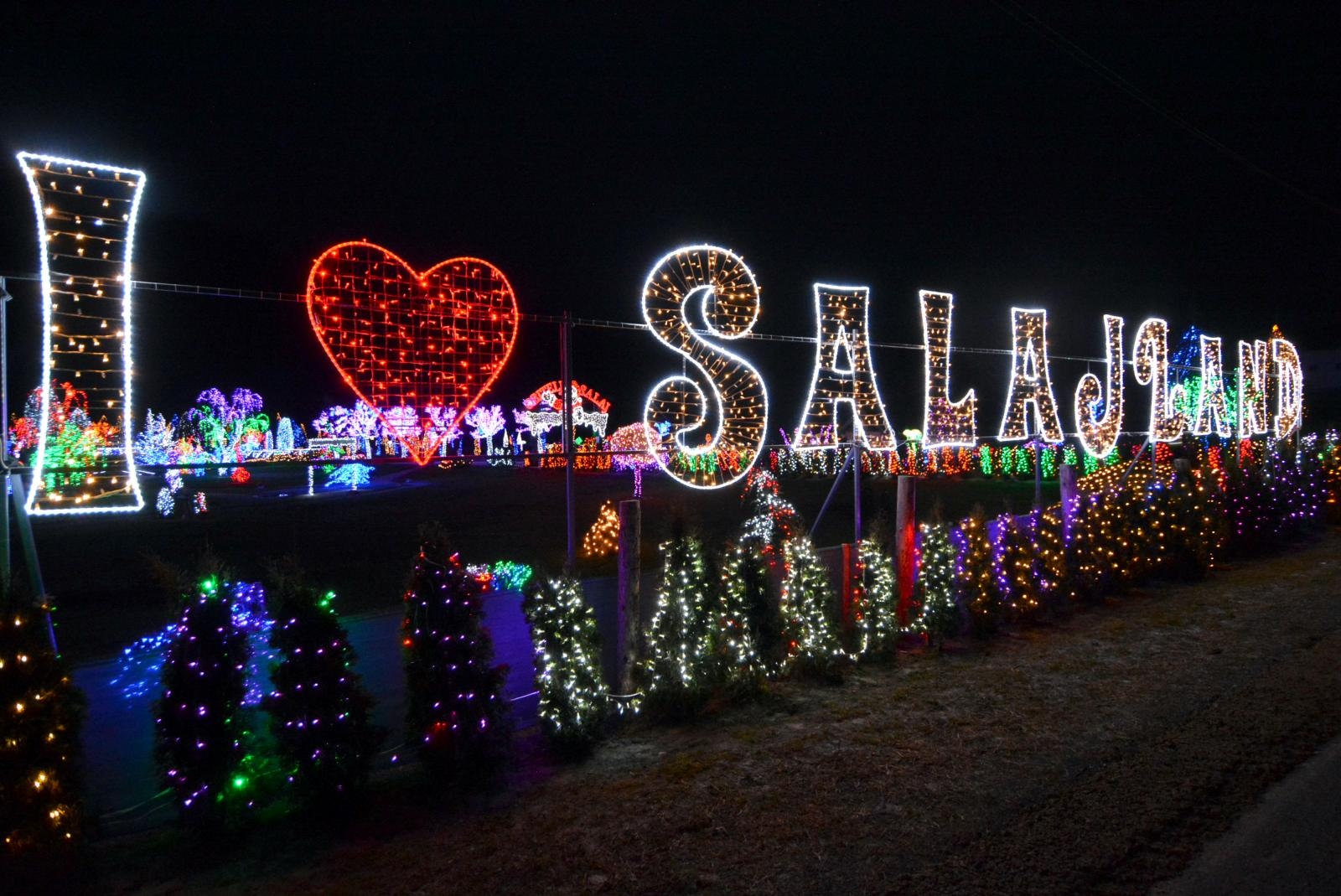 Uz 2,5 milijuna lampica zasjala ovogodišnja božićna bajka u Salajlandu Uz 2,5 milijuna lampica zasjala ovogodišnja božićna bajka u Salajlandu