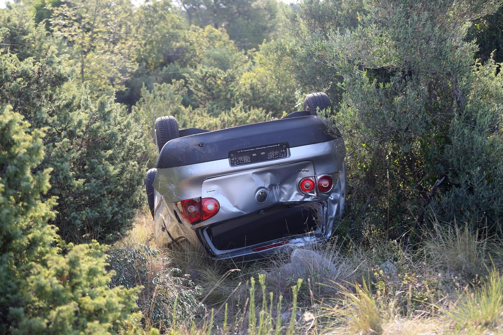 Prosika: Pri slijetanju automobila s kolnika jedna je osoba poginula Prosika: Pri slijetanju automobila s kolnika jedna je osoba poginula