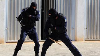 U prigodi Dana hrvatske policije i njihovog zaštitnika Sv.Mihovila danas je u PU Zadarskoj održana prigodna svečanost.U nastavku svečanosti, pokaznu vježbu samoobrane izveli su pripadnici interventne jedinice PU Zadarske te su podijeljena priznanja nagrađ U prigodi Dana hrvatske policije i njihovog zaštitnika Sv.Mihovila danas je u PU Zadarskoj održana prigodna svečanost.U nastavku svečanosti, pokaznu vježbu samoobrane izveli su pripadnici interventne jedinice PU Zadarske te su podijeljena priznanja nagrađ