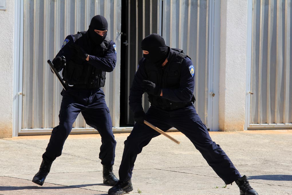 U prigodi Dana hrvatske policije i njihovog zaštitnika Sv.Mihovila danas je u PU Zadarskoj održana prigodna svečanost.U nastavku svečanosti, pokaznu vježbu samoobrane izveli su pripadnici interventne jedinice PU Zadarske te su podijeljena priznanja nagrađ U prigodi Dana hrvatske policije i njihovog zaštitnika Sv.Mihovila danas je u PU Zadarskoj održana prigodna svečanost.U nastavku svečanosti, pokaznu vježbu samoobrane izveli su pripadnici interventne jedinice PU Zadarske te su podijeljena priznanja nagrađ