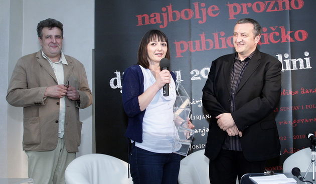 Zagreb,230511.
Klovicevi dvori.
Dodjela nagrada Jutarnjeg lista za najbolje prozno i publicisticko djelo u 2010. godini.
Dobitnik nagrade za prozu je Tanja Mravak, a najbolji publicist je Drago Hedl.       
Na fotografiji: Vlaho Bogisic, Tanja Mravak i Br