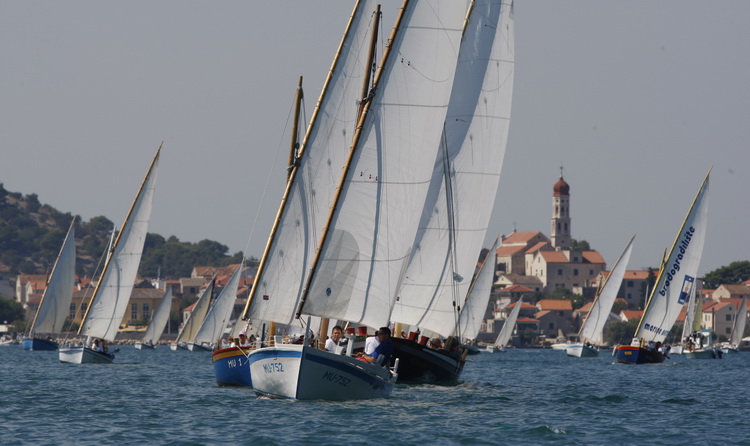 Betina, 150811.
9. Regata za dusu i tilo, regata tradicionalnih brodova na latinsko jedro
Na slici: start regate
Foto: Bozo Vukicevic / CROPIX Betina, 150811.
9. Regata za dusu i tilo, regata tradicionalnih brodova na latinsko jedro
Na slici: start regate
Foto: Bozo Vukicevic / CROPIX