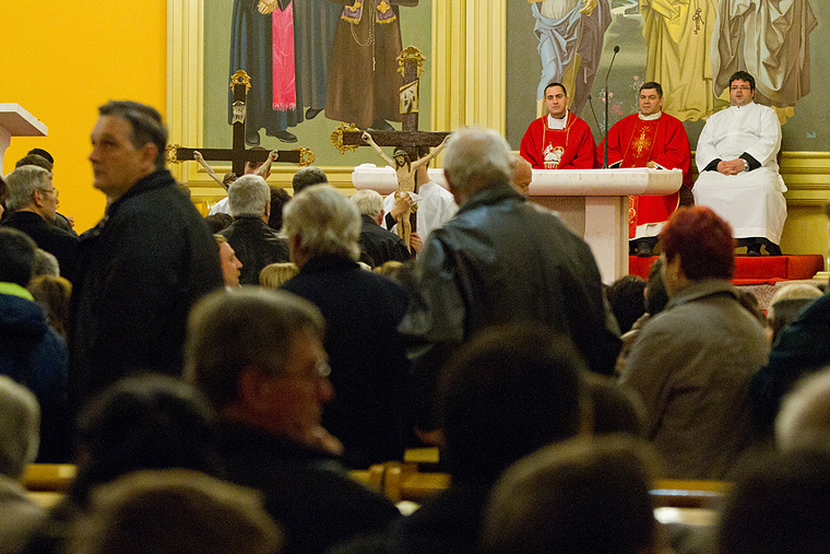Sinoć je u Bibinjama na jedinstveni način obilježen Velik petak, foto: Leo Banić Sinoć je u Bibinjama na jedinstveni način obilježen Velik petak, foto: Leo Banić
