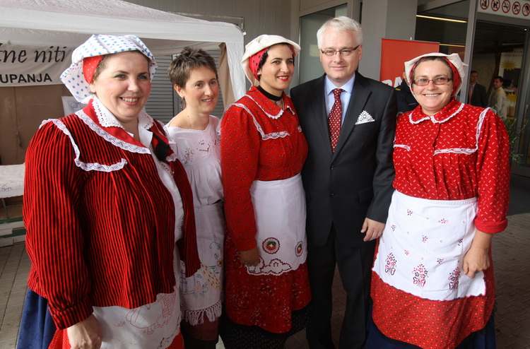 Zadar, 151010.
Predsjednik hrvatske Ivo Josipovic u sklopu posjeta Zadru obisao je i Eko etno sajam koji se ovog tjedna dogadja u dvorani na Visnjiku. Predsjednikje obisao sve izlagace (vise od 300) sa svakim se rukavao i skoro sa svakim slikao.
Na fotogr Zadar, 151010.
Predsjednik hrvatske Ivo Josipovic u sklopu posjeta Zadru obisao je i Eko etno sajam koji se ovog tjedna dogadja u dvorani na Visnjiku. Predsjednikje obisao sve izlagace (vise od 300) sa svakim se rukavao i skoro sa svakim slikao.
Na fotogr