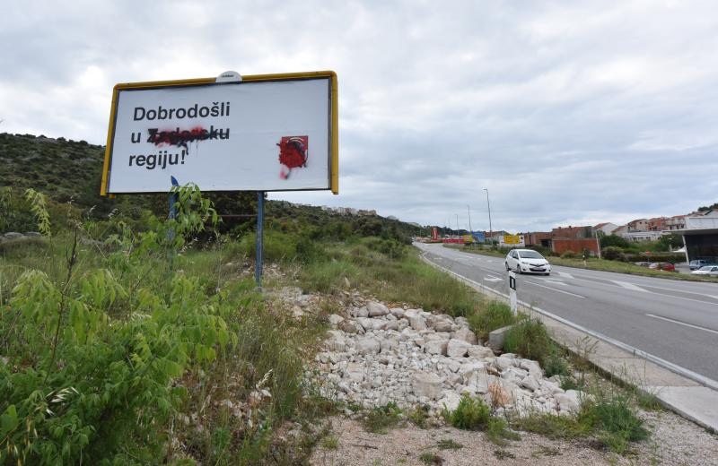 Bilice: Postavljen billboard “Dobrodošli u Zadarsku regiju”. Foto: Hrvoje Jelavic/PIXSELL Bilice: Postavljen billboard “Dobrodošli u Zadarsku regiju”. Foto: Hrvoje Jelavic/PIXSELL
