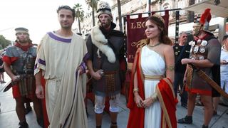 Severina i Robert Kurbaša u kostimima carice Priske i Dioklecijana prošetali Peristilom. Photo: Miranda Cikotić/PIXSELL