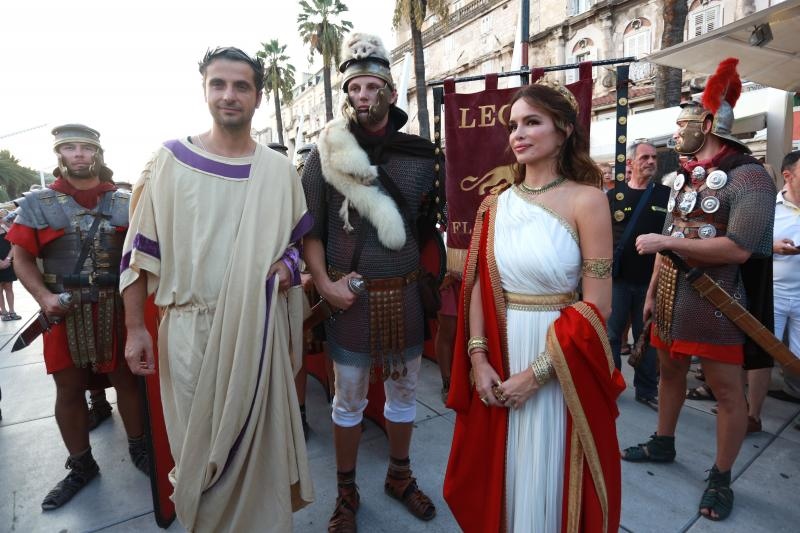 Severina i Robert Kurbaša u kostimima carice Priske i Dioklecijana prošetali Peristilom. Photo: Miranda Cikotić/PIXSELL