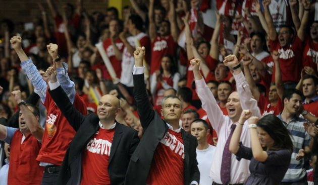 Zagreb, 250511. Dvorana Sutinska Vrela. Polufinalna utakmica play off-a, A1 Hrvatske kosarkaske lige izmedju Cedevite i Cibone. Na slici: Emil Tedeschi predsjednik uprave Atlantic grupe slavi u prvom redu uz parket pored predsjednik kluba Cedevita Mladen