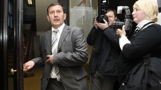 Zagreb, 040110.
Sjediste HDZ-a.
U sjedistu HDZ-a odlucije se o sankcijama Ivi Sanaderu zbog jucerasnjeg istupanja u javnosti iza ledja premijerki i predsjednici HDZ-a Jadranki Kosor.
Emil Tomljanovic odlazi sa sjednice.
Foto: Davor Pongracic / CROPIX